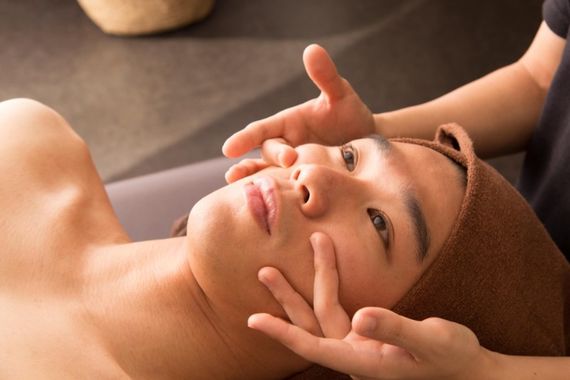 顔のマッサージ